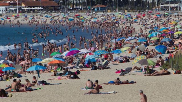 Numerosas personas aprovechan las buenas temperaturas en la playa de Samil en Vigo, ayer
