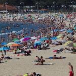 Numerosas personas aprovechan las buenas temperaturas en la playa de Samil en Vigo, ayer