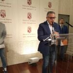 El diputado provincial del PP, José María Bravo, durante su intervención ante la prensa tras el acuerdo