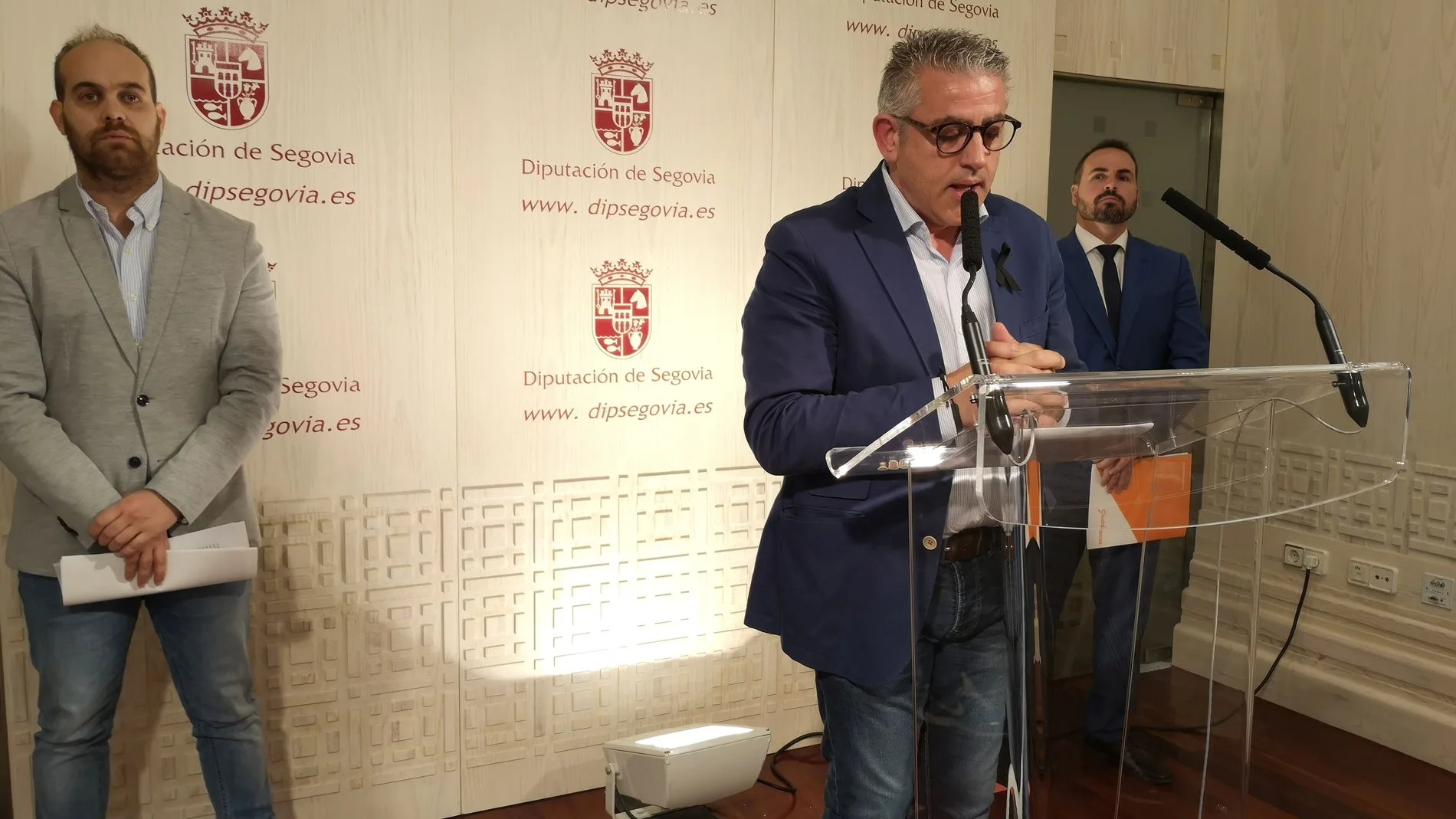 El diputado provincial del PP, José María Bravo, durante su intervención ante la prensa tras el acuerdo