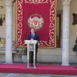 De izquierda a derecha, el delegado territorial de Castilla y León del Banco de Santander, Francisco Javier Martín; el presidente de la Diputación de Valladolid, Conrado Íscar y el de la Cámara de Comercio, Víctor Caramanzana presentan una nueva plataforma para impulsar la digitalización de los comercios de la provincia