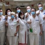 La subdirectora médica Susana Raigal (c), el director de enfermería Juan Antonio Martínez (2d) del hospital Univeristario Morales Meseguer de Murcia posan junto al equipo médico de la planta de enfermedades infecciosas que ayer dió el alta al último paciente ingresado en este hospital por COVID 19. Este hospital ha sido el que más pacientes a tenido ingresados por coronavirus en la Región de Murcia. EFE/Marcial Guillén
