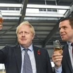 Boris Johnson junto al ya dimitido Douglas Ross, en Moray, Escocia, en una imagen de archivo
