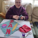 Una enferma de alzhéimer practica la costura como terapia