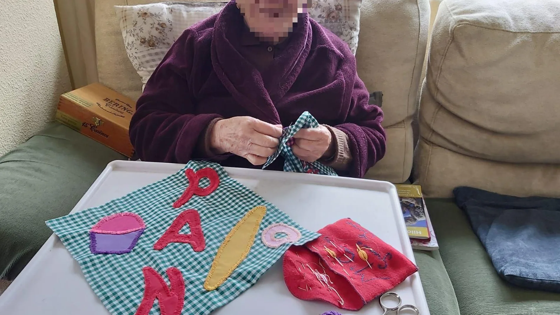 Una enferma de alzhéimer practica la costura como terapia