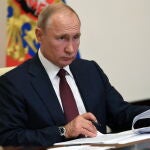 El presidente ruso, Vladimir Putin, atiende a una reunión por videoconferencia