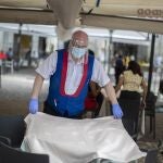 Un camarero prepara una mesa en la Plaza Mayor de Madrid