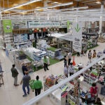 Varias personas compran en el interior del Leroy Merlín del Centro Comercial El Boulevard de Vitoria en el primer día de la Fase 2 de desescalada, cuando se reanuda su actividad y se reabren los centros comerciales mayores de 400 metros.