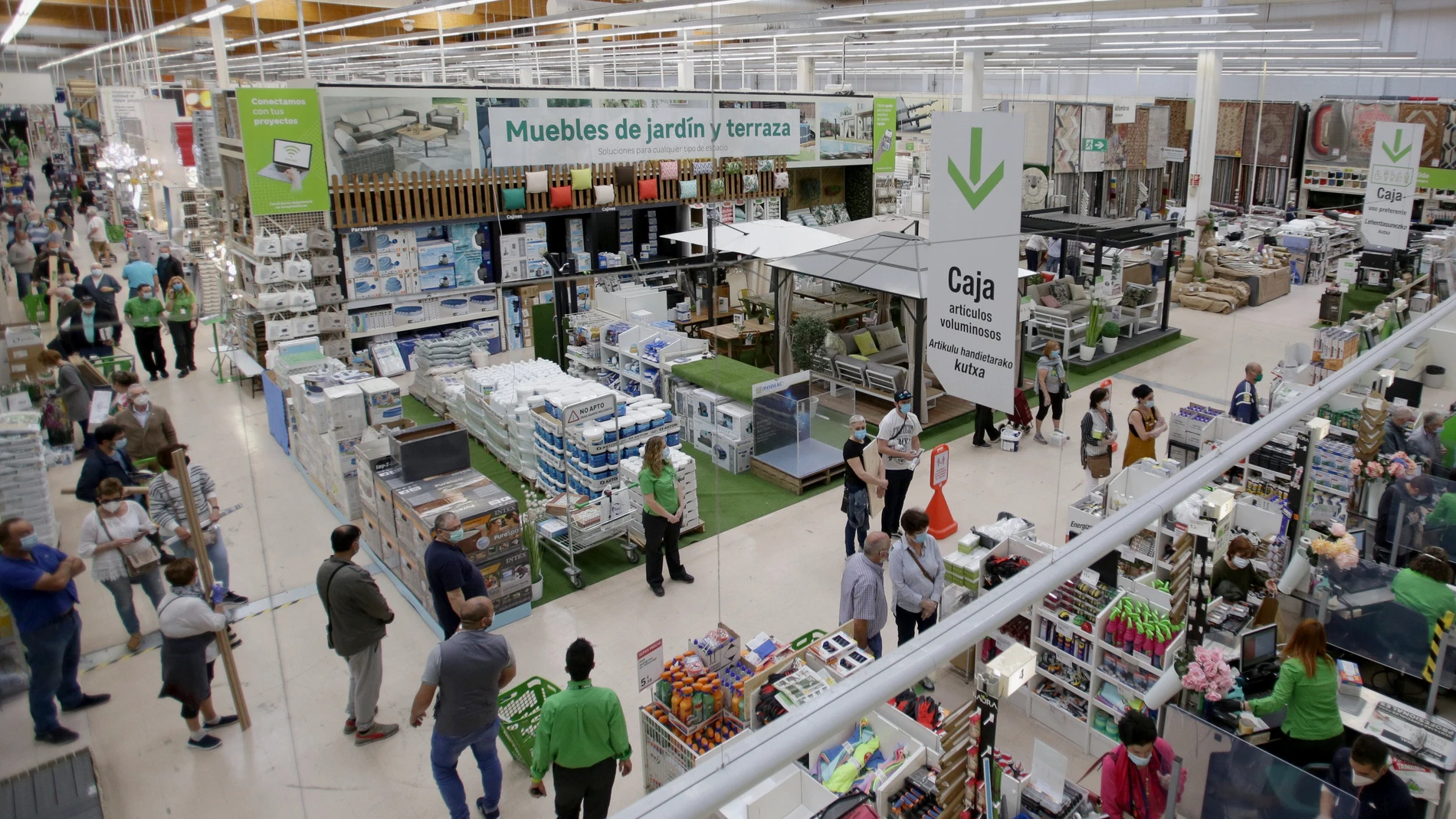 Varias personas compran en el interior del Leroy Merlín del Centro Comercial El Boulevard de Vitoria en el primer día de la Fase 2 de desescalada, cuando se reanuda su actividad y se reabren los centros comerciales mayores de 400 metros.