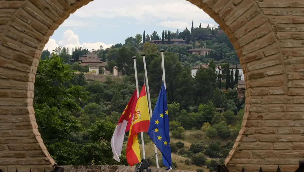 Banderas a media asta en las cortes de Castilla La Mancha, en Toledo