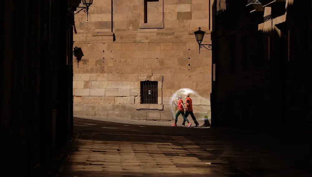 Dos deportistas hacer ejercicio por las calles de Salamanca