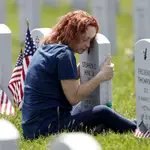 María Velez, de Orlando, se abraza a la tumba de su hijo Stephen en un cementerio de Ohio