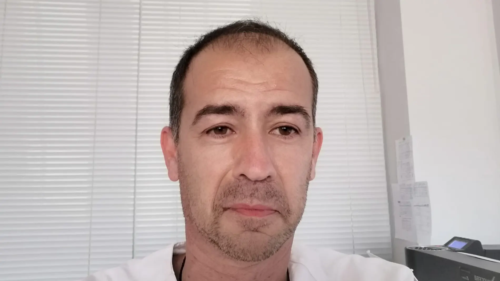 El médico de Familia vallisoletano, Óscar Martín del Barco, atiende a LA RAZÓN