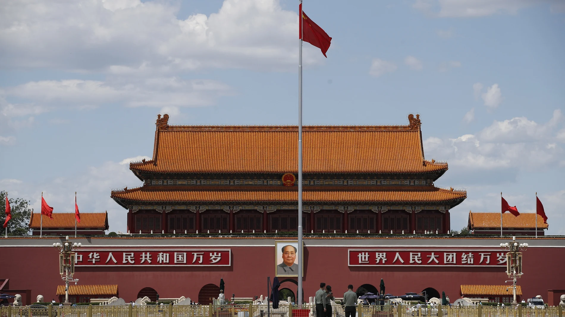 La bandera nacional china ondea en la plaza de Tiananmen