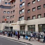Las colas para recibir ayuda de Cruz Roja aumentan día a día en Valladolid