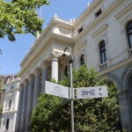 Señal de la Bolsa de Madrid frente a la fachada del edificio