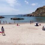 Varias personas se bañan en el playa de Cala Cortina de Cartagena este jueves. Desde el pasado lunes que la Región de Murcia entró en la fase 2 esta permitido el baño en las playas con control de acceso. EFE/Marcial Guillén