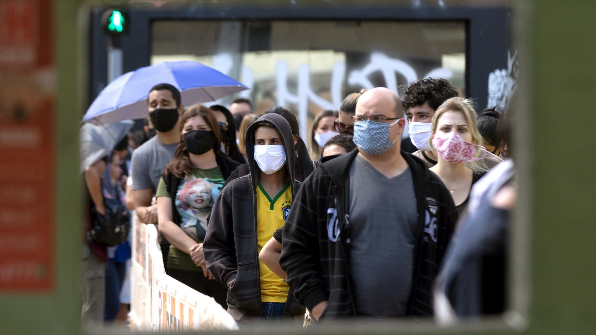 Miles de personas buscan un test en Brasilia antes de reapertura comercial