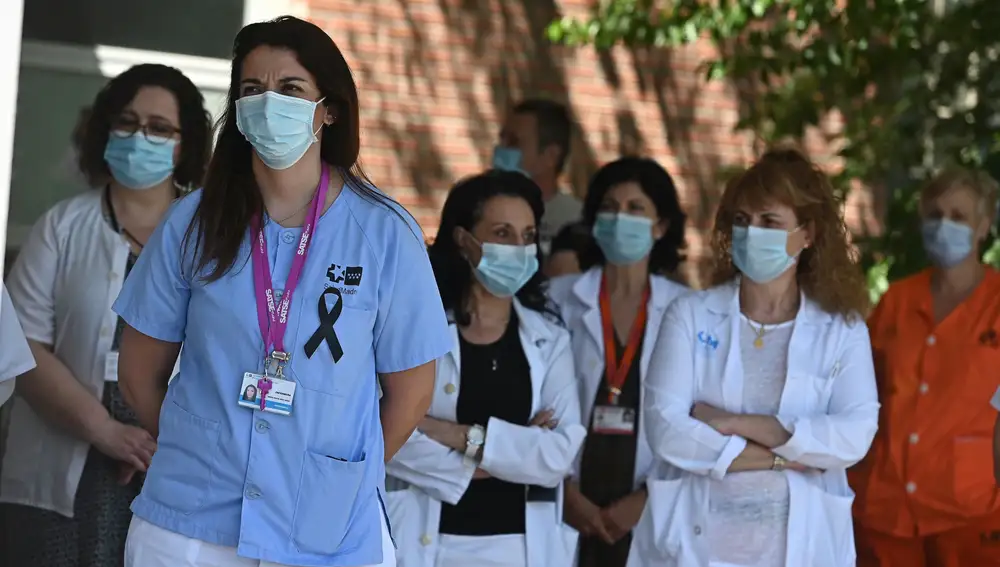 Sanitarios del Hospital de Alcalá de Henares guardan un minuto de silencio