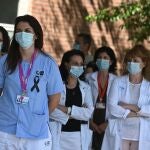 Sanitarios del Hospital de Alcalá de Henares guardan un minuto de silencio