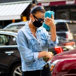 Irina Shayk con una mascarilla negra por las calles de Nueva York.