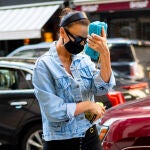 Irina Shayk con una mascarilla negra por las calles de Nueva York.