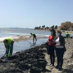 La directora del Mar Menor, Miriam Pérez (i) y la vicealcaldesa de Cartagena, Noelia Arroyo, durante la visita a las brigadas de limpieza que actúan en Los Urrutias.