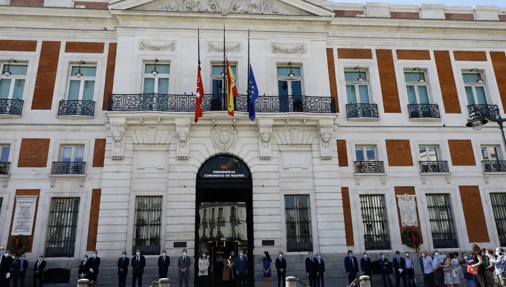 El Gobierno de Madrid guarda un minuto de silencio en memoria por los fallecidos por el COVID-19 en la sede de la Comunidad de Madrid, en la Real Casa de Correo