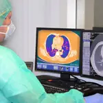 Especialista procesando imagen de pulmón de un paciente covid-19