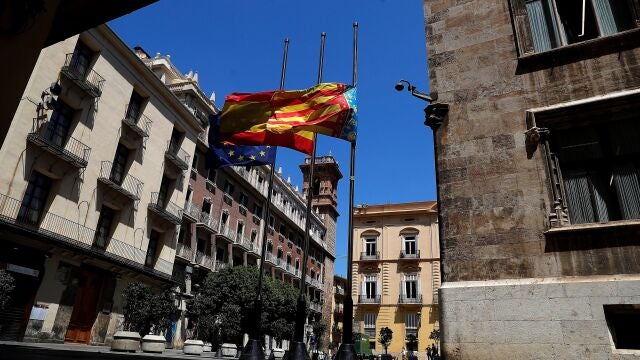 Instituciones, entidades sociales y ciudadanos se han sumado a las 12 horas de este miércoles, primero de los diez días de luto decretados por el Gobierno, al minuto de silencio en memoria de las más de 27.000 personas muertas en España -1.417 de ellas en la Comunitat Valenciana- a causa de la COVID-19