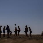 Gente jugando a fútbol en la playa de Barcelona esta misma semana