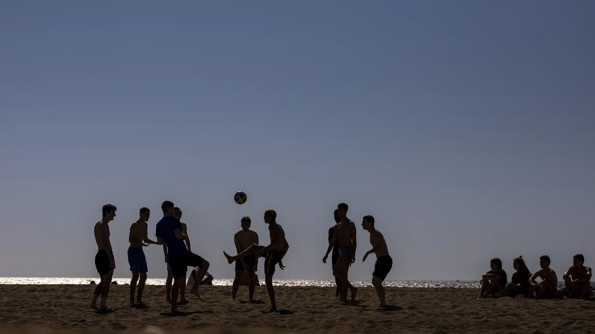 Gente jugando a fútbol en la playa de Barcelona esta misma semana