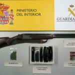 Material incautado por la Guardia Civil a una persona detenida en La Solana (ÁVila) por intentar cazar ilegalmente saltándose además el confinamiento del Estado de Alarma