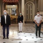 Joan Ribó (en primer plano) y María José Catalá (tercera por la izda.), este miércoles durante el minuto de silencio en el Salón de Cristal del Ayuntamiento por el luto oficial