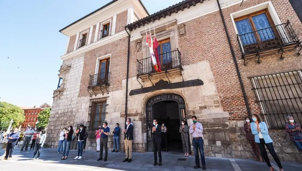Minuto de silencio en la Diputación de Valladolid en señal de duelo y respeto por las víctimas de la Covid-19