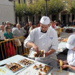 Pasteleros de Palencia preparan una degustación de pastas durante una feria de alimentación