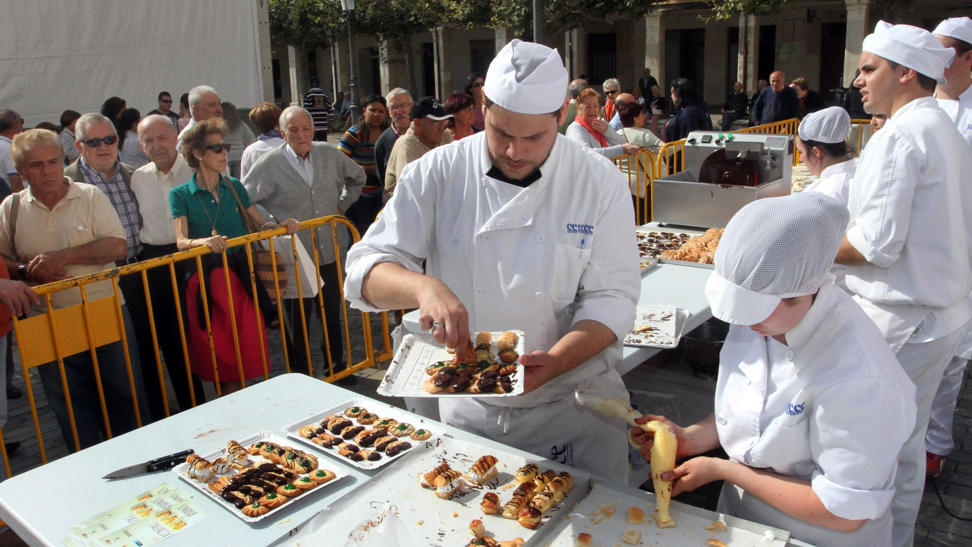 Pasteleros de Palencia preparan una degustación de pastas durante una feria de alimentación
