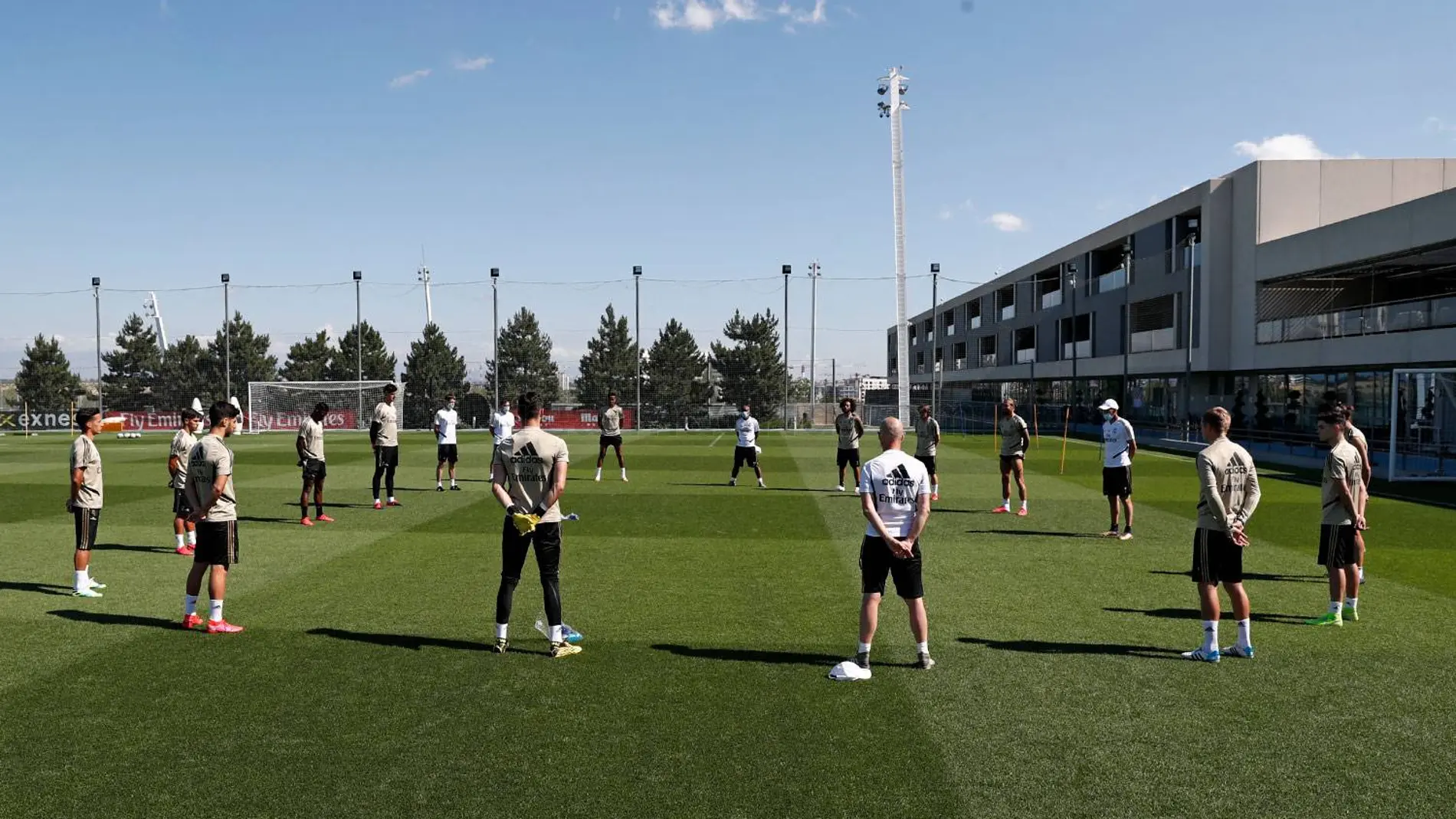 El Real Madrid ha guardado un emotivo minuto de silencio