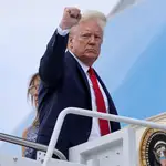 Donald Trump se sube a bordo del Air Force One junto a su esposa Melania ayer para dirigirse a Florida