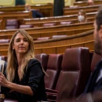 La portavoz del Grupo Popular en el Congreso de los Diputados, Cayetana Álvarez de Toledo, habla con el presidente del PP, Pablo Casado, durante un pleno en la Cámara Baja