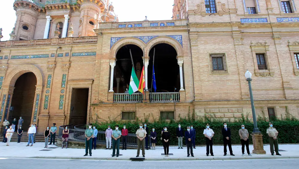 La delegada del Gobierno, Sandra García, y otras autoridades guardan un minuto de silencio en la Plaza de España de Sevilla