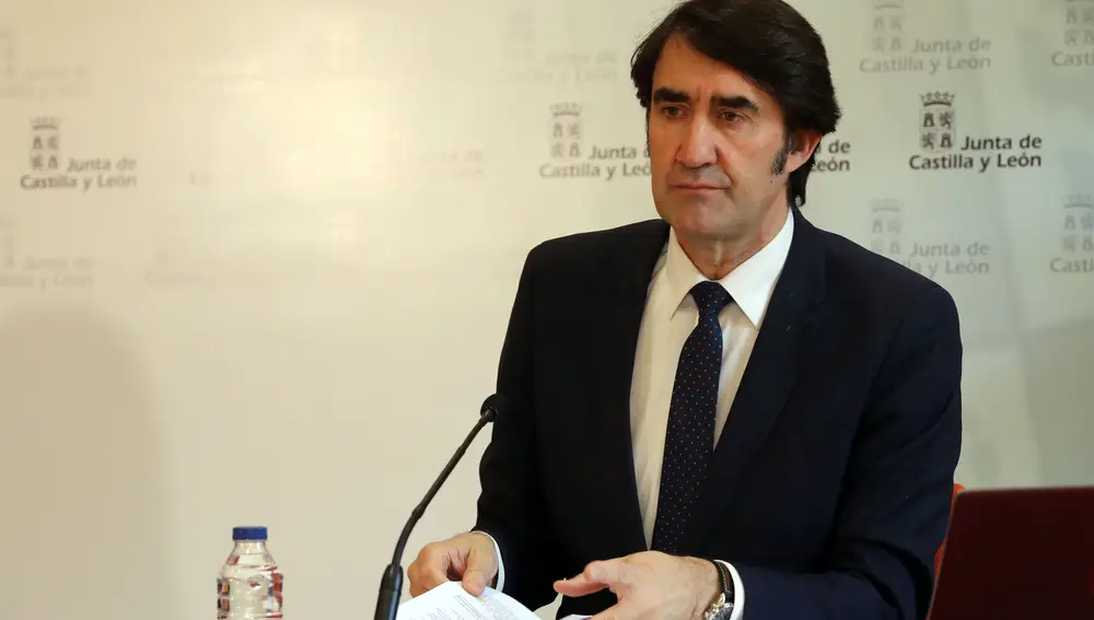 El consejero de Fomento y Medio Ambiente, Juan Carlos Suárez-Quiñones, durante la rueda de prensa