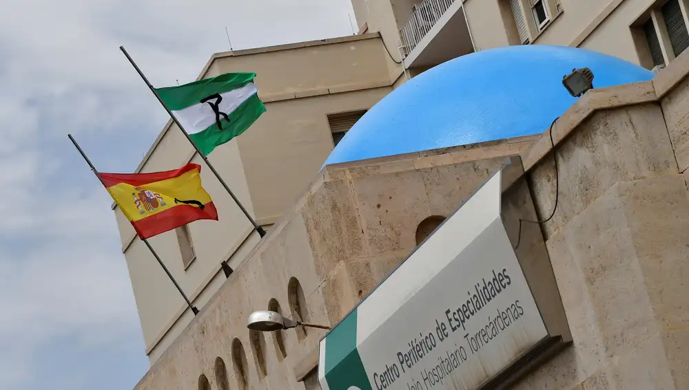 Las banderas de un centro sanitario de Almería ondeando a media asta en señal de luto