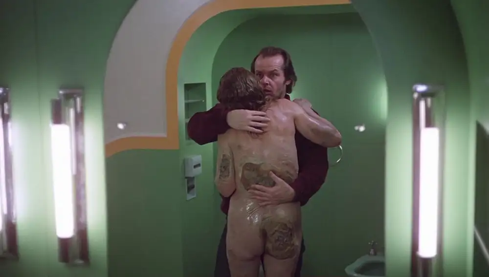 Jack Torrance abraza el cuerpo en descomposición de una mujer