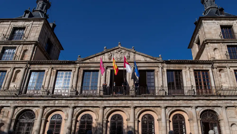 Banderas a media asta en la plaza del Ayuntamiento de Toledo
