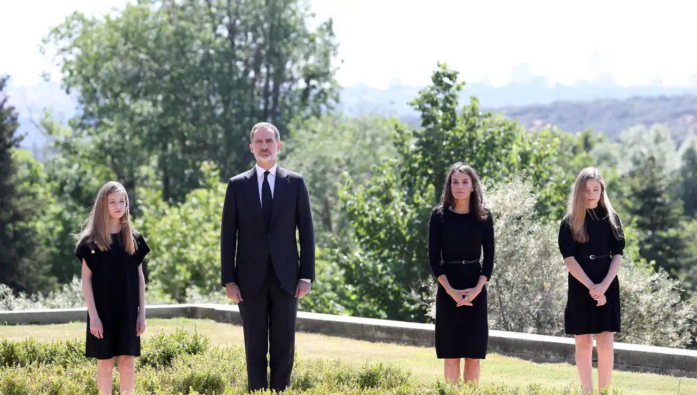 Madrid (Spain), 27/05/2020.- A handout photo made available by the Spanish Royal Household shows Spain's King Felipe (2-L), Queen Letizia (2-R) and their daughters Princess Leonor (L) and Infanta Sofia (R) observe a minute silence at the Zarzuela Palace in Madrid, Spain, 27 May 2020, on the first day of the official national mourning in memory of people who died with COVID-19. The Spanish central government announced on 26 May that the country would observe a ten-day period of national mourning to honor those who died during the ongoing coronavirus COVID-19 pandemic. (España) EFE/EPA/Jose Jimenez / Spanish Royal Household / HANDOUT HANDOUT EDITORIAL USE ONLY/NO SALES