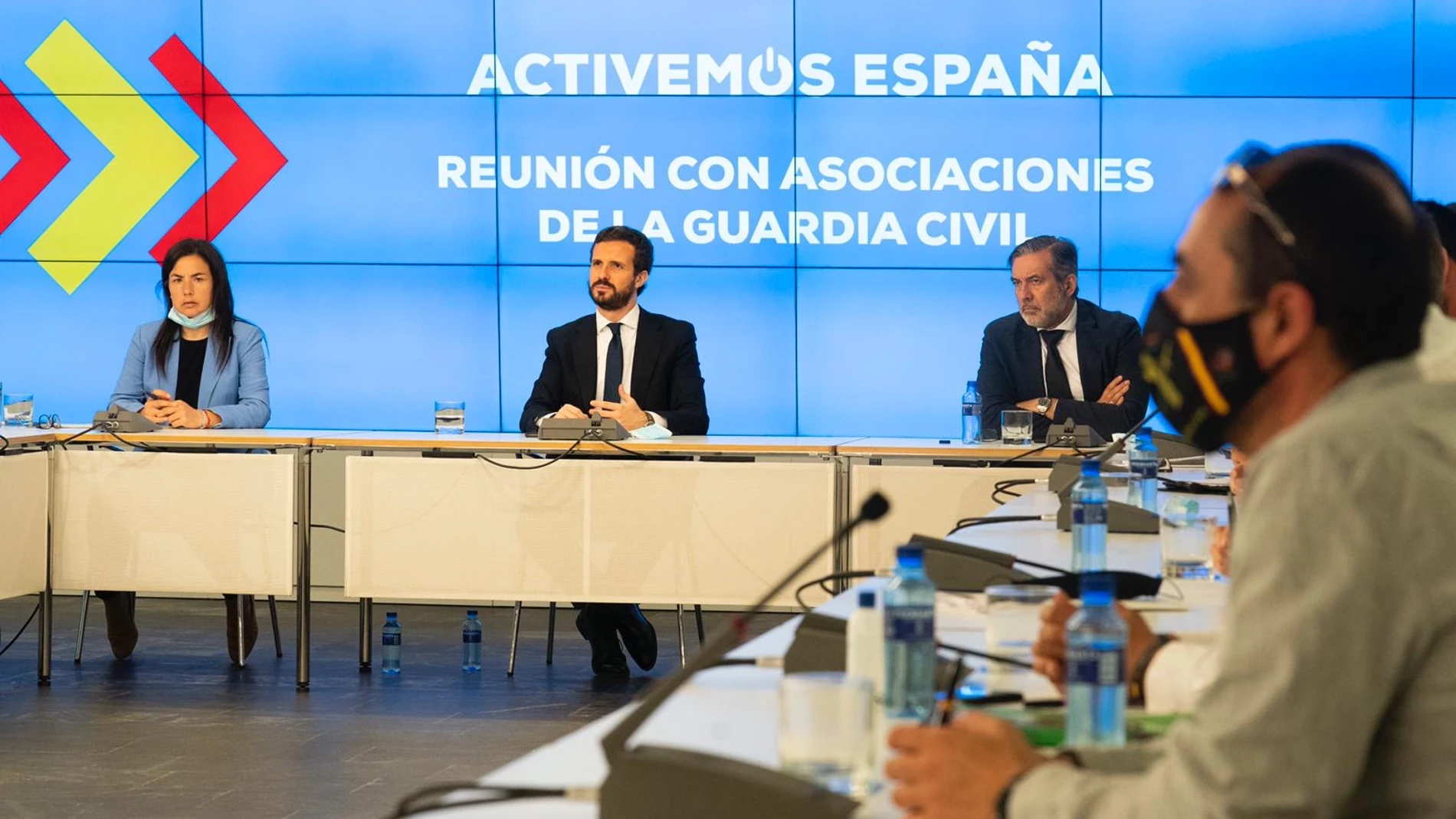 El líder del PP, Pablo Casado junto a la portavoz de Interior en el Congreso Ana Vázquez y el consejero de Justicia de Madrid, Enrique López, durante la reunión mantenida con asociaciones de guardias civiles