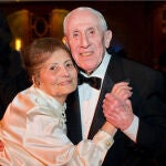 Horace and Violet Saunders bailan en su 90 cumpleaños