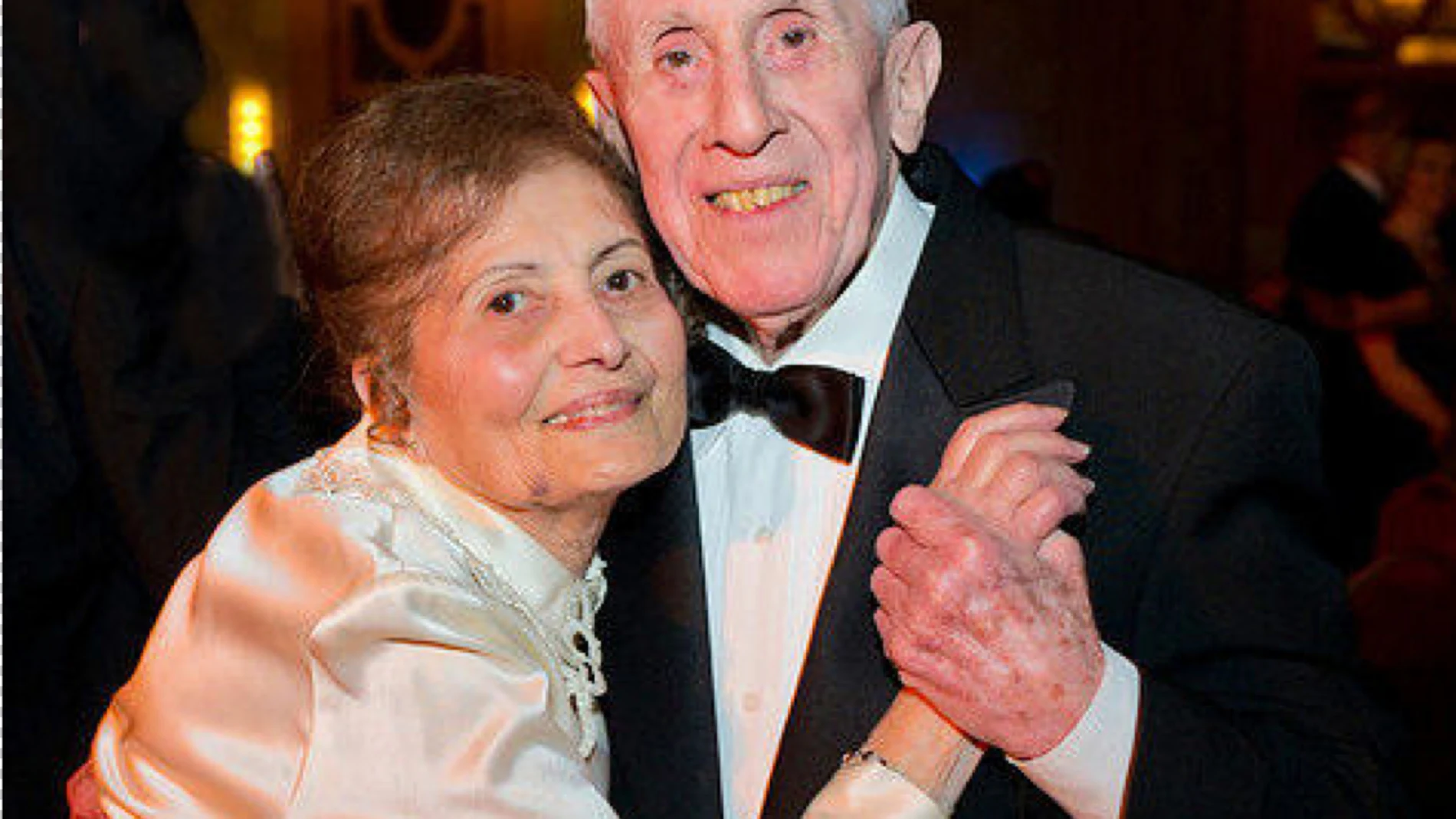 Horace and Violet Saunders bailan en su 90 cumpleaños