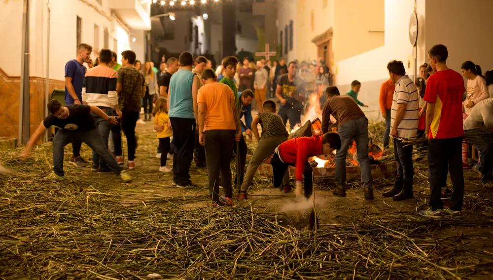 Vecinos preparándose para la noche de las candelas / Foto: Segundo Premio IV Concurso Fotográfico anual